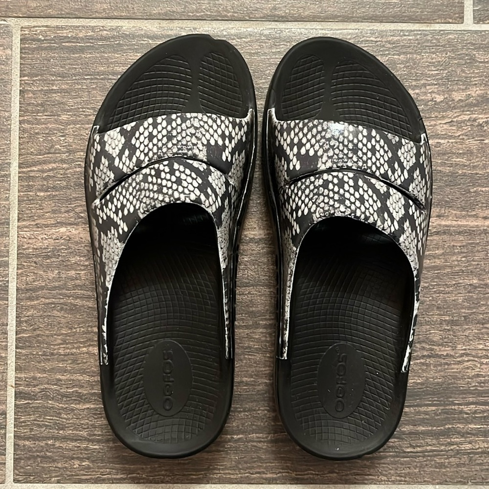 OOFAS OOahh Slide Sandal - Black and Snakeskin Pattern
